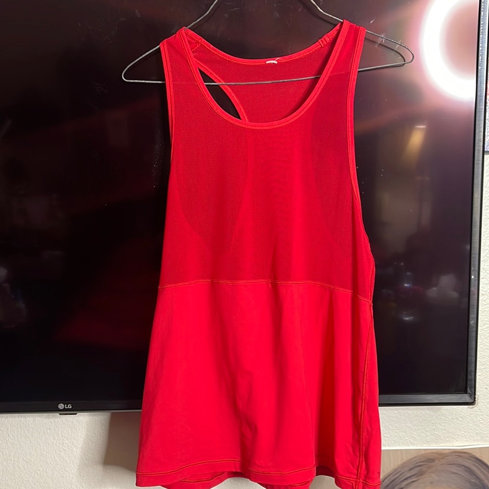 Lululemon the color look red but it’s more like a burnt orange 🍊